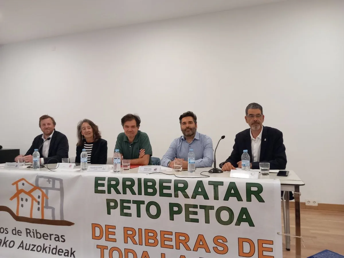 La asociación de vecinos en una asamblea del barrio.