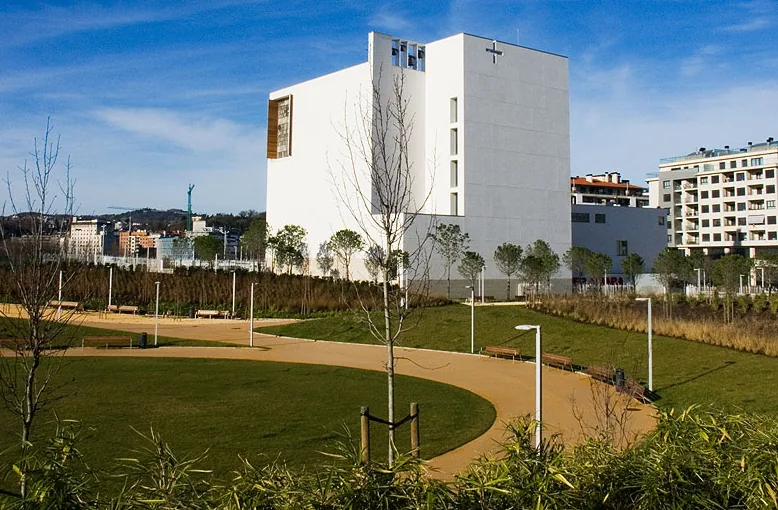 La parroquia de Iesu, de Rafael Moneo, desde el parque.