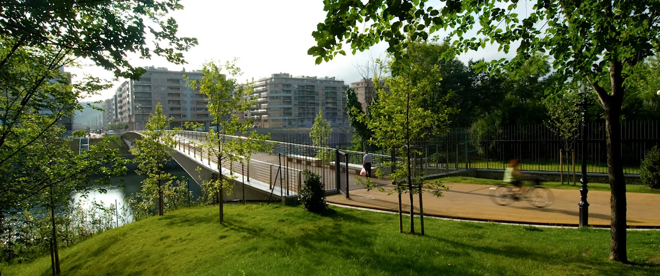 El paseo del Urumea a su paso por el barrio, con la pasarela al fondo.